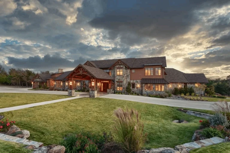 house-with-driveway-outside-exterior-photo